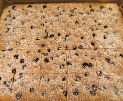 Blechkuchen mit versunkenen Kirschen