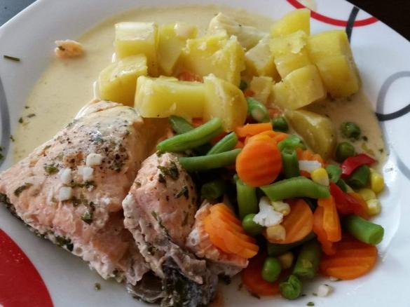 All-in-One Lachsfilet mit Katoffeln, Gemüse und heller Sauce
