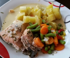 All-in-One Lachsfilet mit Katoffeln, Gemüse und heller Sauce