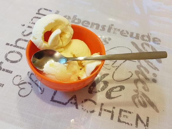 Zitronen-Buttermilch-Eis für die Eismaschine