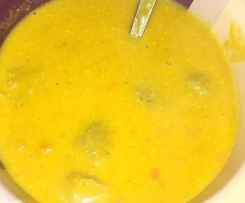 Kürbissuppe mit Curry und Bratwurstbällchen