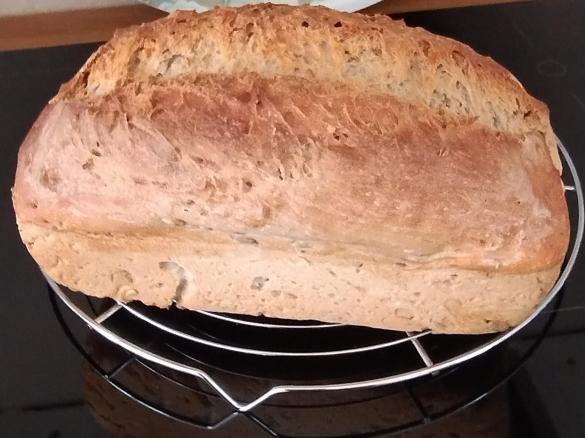 Sauerteig Brot mit Körnern