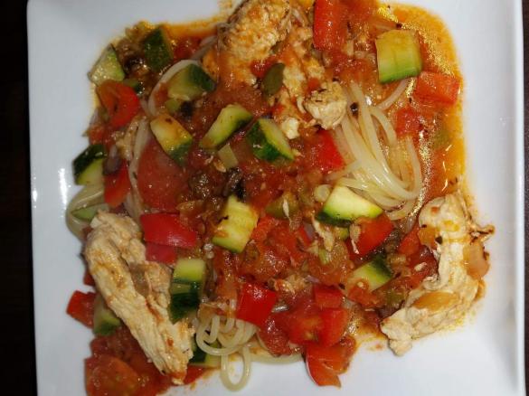 Spaghetti mit Hähnchenstreifen und Pastasauce Pizzaiola