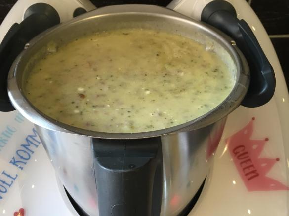 Zucchinisuppe mit Feta und Hackfleisch