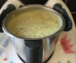 Zucchinisuppe mit Feta und Hackfleisch