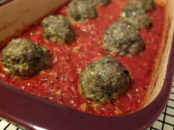 Hackbällchen in pikant-fruchtiger Tomatensosse - Low Carb