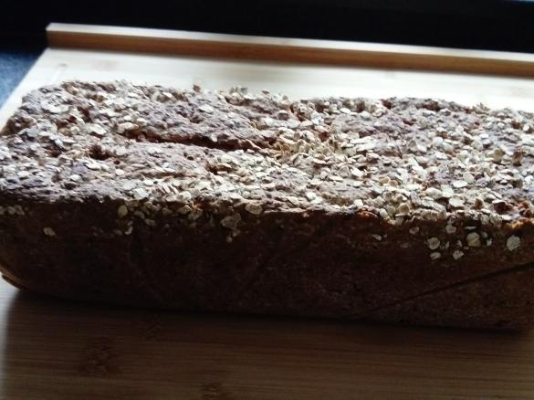 Saftiges Vollkornbrot - wahnsinnig lecker und hält einige Tage frisch!