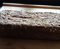 Saftiges Vollkornbrot - wahnsinnig lecker und hält einige Tage frisch!