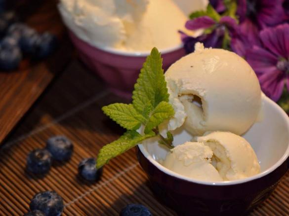 Jogurtheis mit weisser Schokolade - Variation von Weisses Schokoladeneis mit Frischkäse