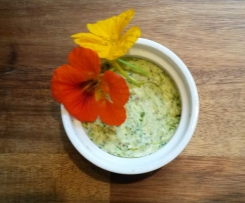 Kräuterbutter mit Blüten der Kapuzinerkresse