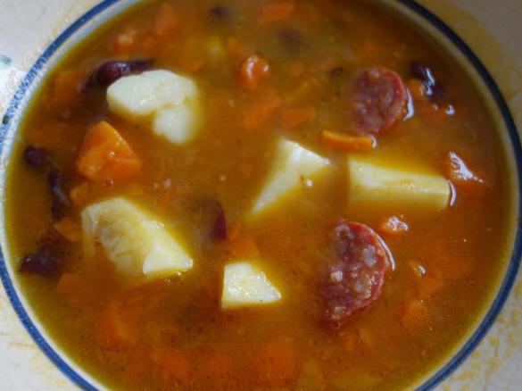 Spanischer Bohneneintopf mit Chorizo, Kidneybohnen und Kartoffeln