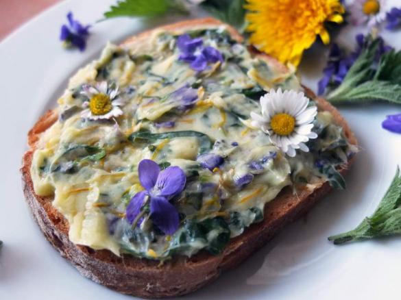 Frühlingsblumen-Kräuter-Butter