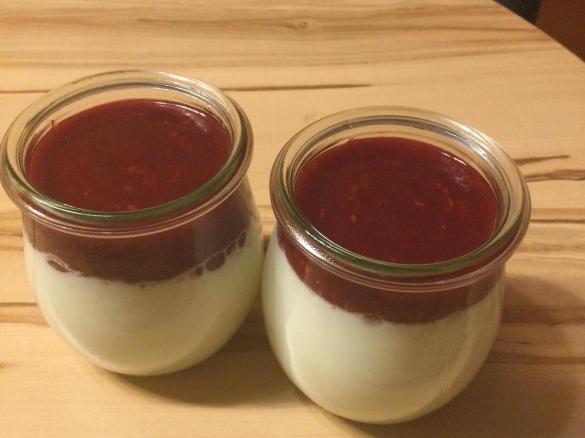 Beerenmix als Toping für Joghurt