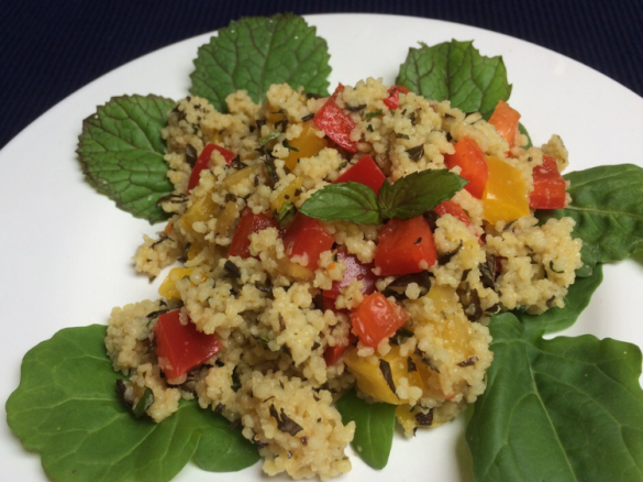 Bunter exotischer Couscous Salat mit Mango ohne Paprika