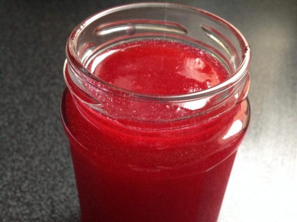 Kernlose Johannisbeermarmelade mit Holunderblüten