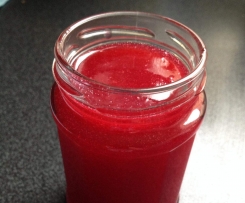 Kernlose Johannisbeermarmelade mit Holunderblüten