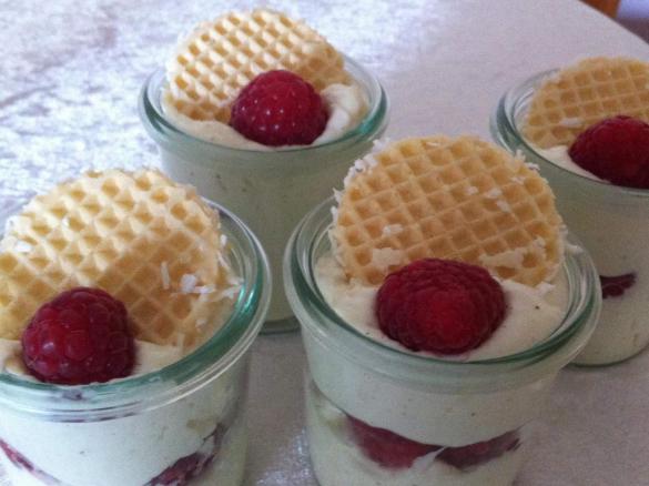 Quarkspeise mit Kokosküssen und Himbeeren