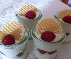 Quarkspeise mit Kokosküssen und Himbeeren