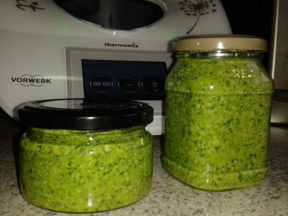 Rucola-Basilikum-Walnuss Pesto