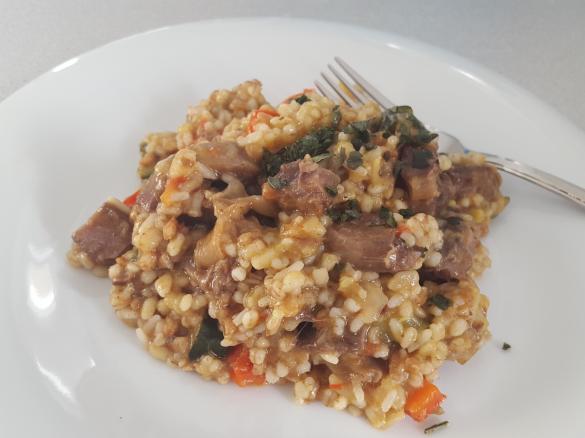 Getreidetopf mit Gemüse und Fleisch