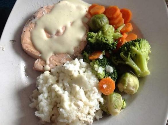 Lachs mit Gemüse, Reis und Soße