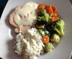 Lachs mit Gemüse, Reis und Soße