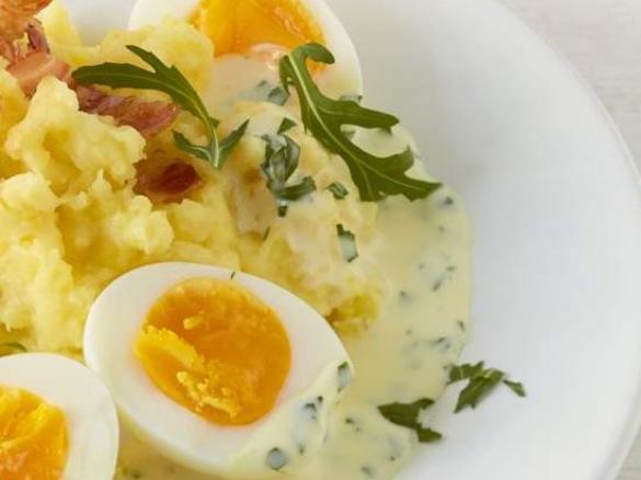 Variation von Eier in Ruccola-Senf-Soße