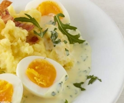 Variation von Eier in Ruccola-Senf-Soße