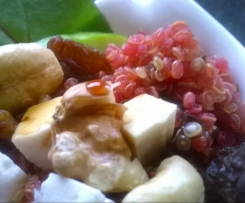 Bunter Salat mit Quinoa-Rote-Bete-Apfel-Möhren-Mix auf Feldsalat