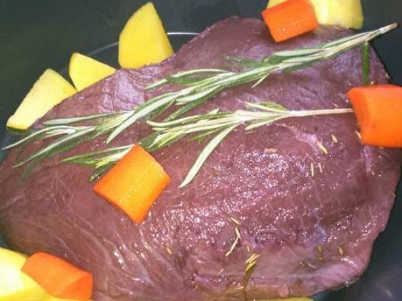 Rinderbraten in Rotwein eingelegt und im Varoma gegart, Braten vom Rind in Dornfelder Rotweinsoße 
