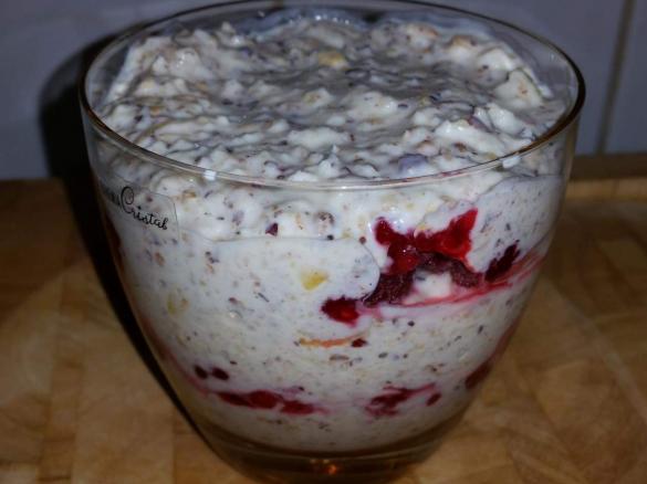 Himbeeren mit Apfel-Haselnuss-Müsli