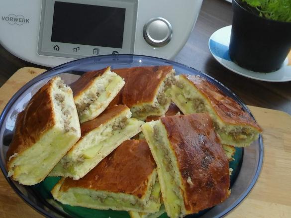 Russischer Pirog mit Kartoffel und Hackfleisch
