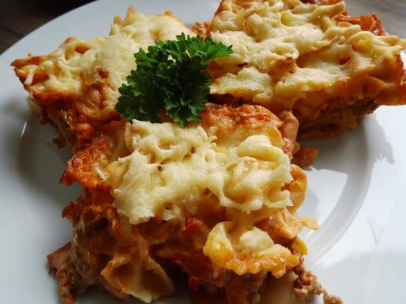 Nudel-Hack-Auflauf mit Paprika und Zigeunersauce