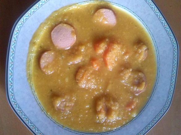 Süßkartoffel-Gemüse-Suppe mit Wiener Würstchen