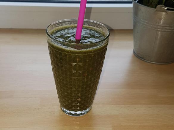 Grüner Smoothie: Banane, Himbeere