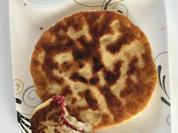 Fladenbrot mit Fettagefüllt  in der Pfanne 