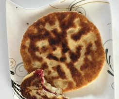 Fladenbrot mit Fettagefüllt  in der Pfanne 