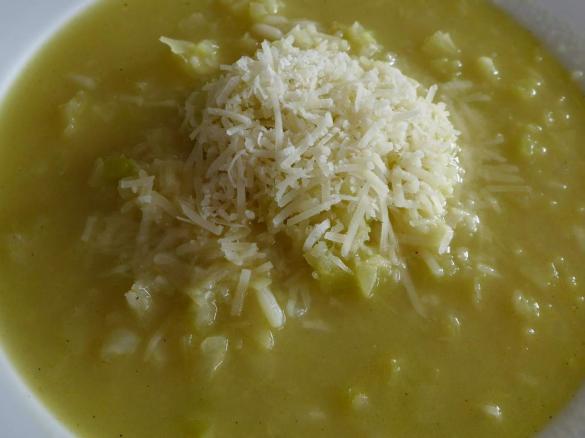 Weißkohlsuppe mit Reis und Parmesan