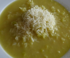 Weißkohlsuppe mit Reis und Parmesan