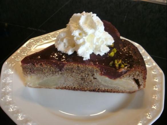 Mohn-Birnen-Kuchen mit Rotweinguß