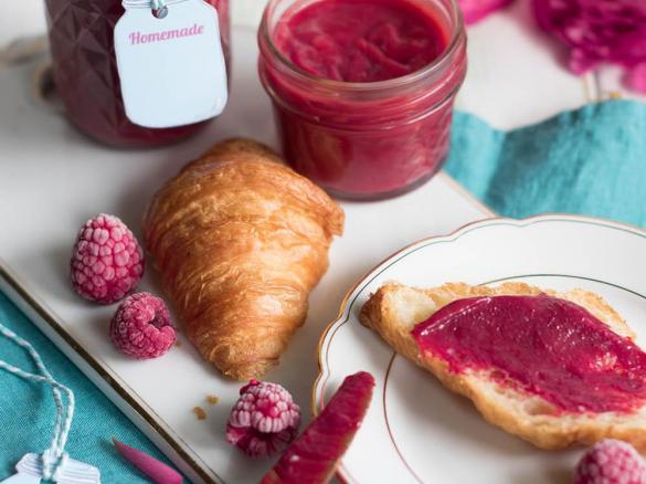 Himmlischer Aufstrich aus Himbeeren und weißer Schokolade