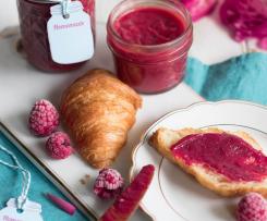 Himmlischer Aufstrich aus Himbeeren und weißer Schokolade