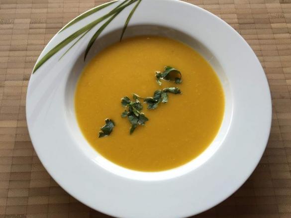 Süßkartoffel-Apfelsaft-Chili-Suppe