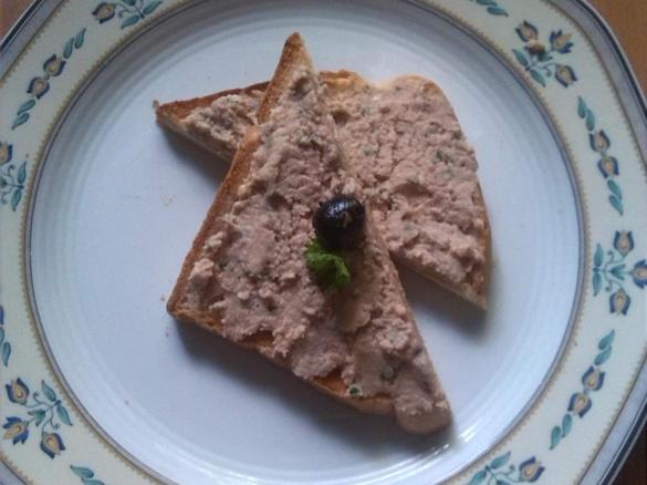 Crostini al tonno (Thunfischcreme auf Toastbrot)