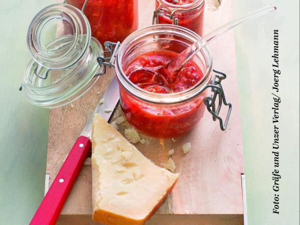 Tomaten-Himbeer-Konfitüre mit Gewürzen und Olivenöl