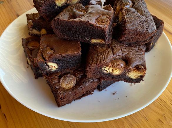 saftige Brownies mit Kinderriegelstücken