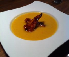 Gelbe Paprikasuppe mit karamellisierten Hähnchentfiletspitzen