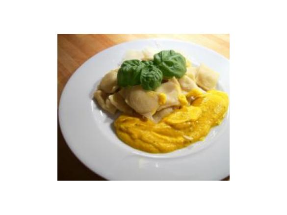 Hokkaido- Kürbis- Ravioli mit Kürbisbasilikumsauce