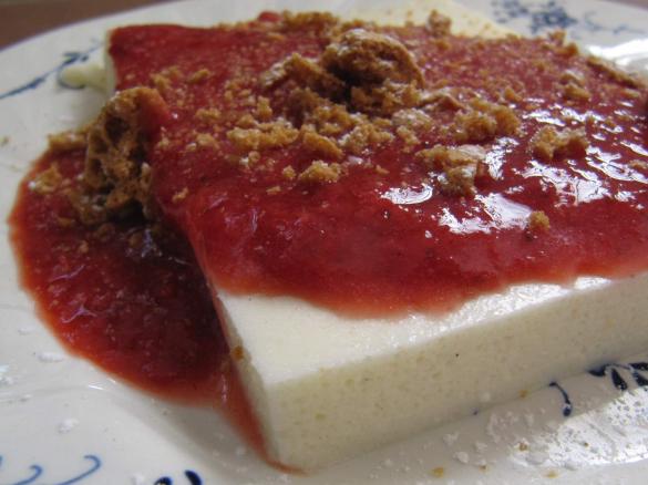 Joghurtspeise mit Erdbeersoße