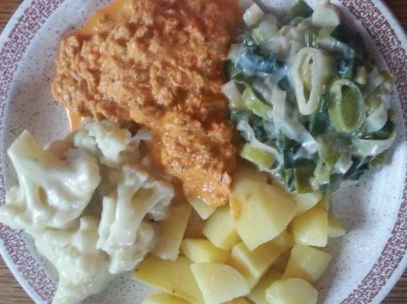 All-in-One:Schweine - Geschnetzeltes an Blumenkohl- und Lauchgemüse mit Kartoffeln a la Maibrit